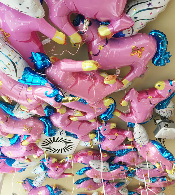 Ein Bild mit Einhorn-Luftballons