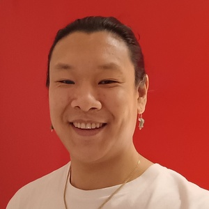 Foto von Kit vor rotem Hintergrund